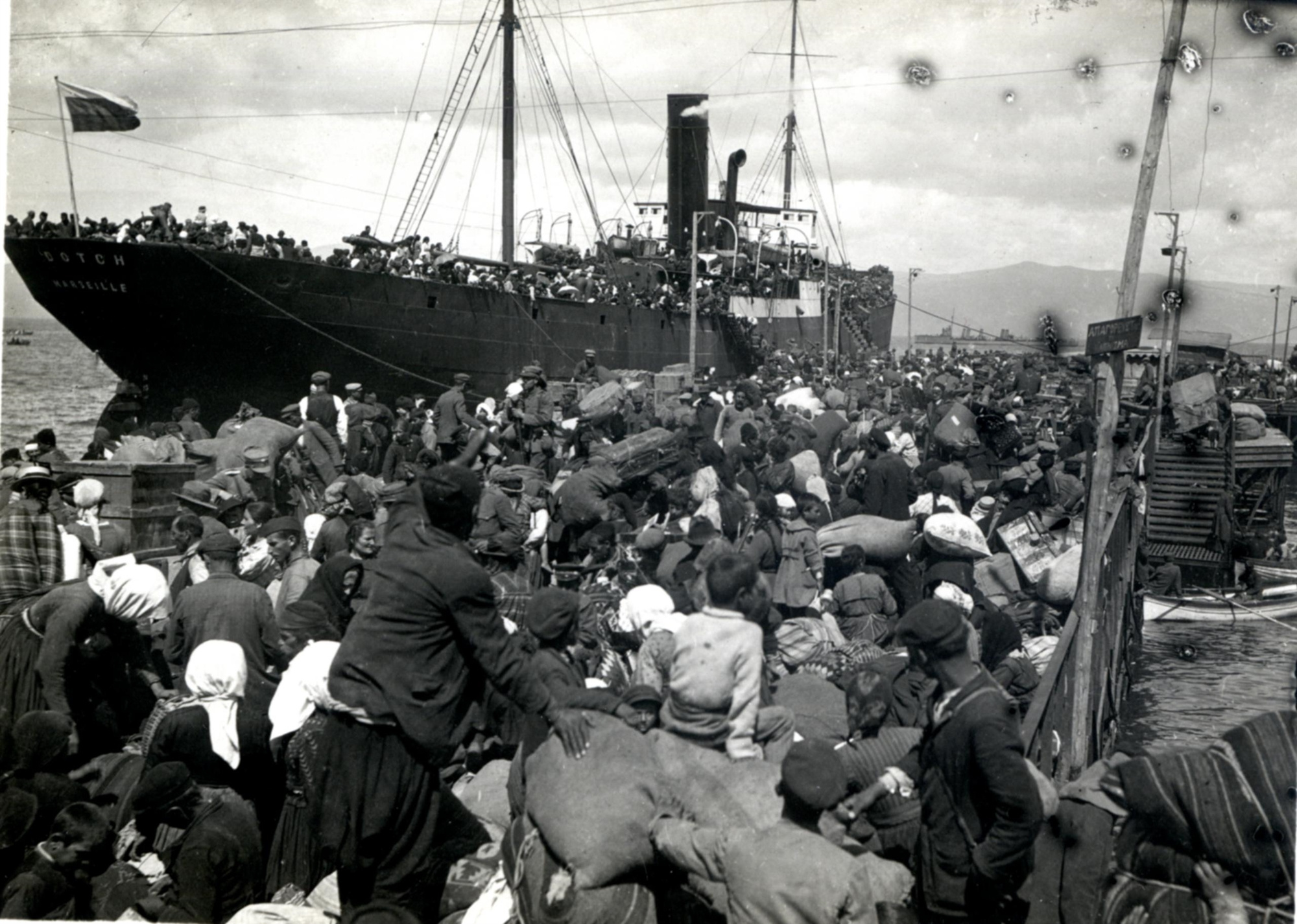 Έλληνες πρόσφυγες στο λιμάνι των Μουδανιών, 1922 / Greek refugees at the port of Moudania, 1922